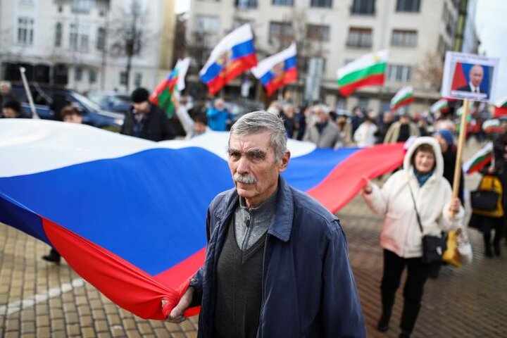 فشار لتونی بر روس‌ها: در انتخابات شرکت کنید اخراج می‌شوید