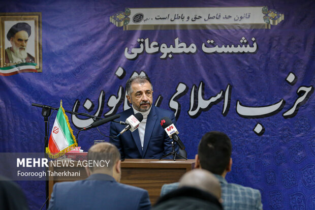 نشست مطبوعاتی دبیر کل حزب اسلامی <a href='https://sayeb.ir/tag/%d8%b4%d8%a7%d9%87%d8%b1%d8%ae-%d8%b1%d8%a7%d9%85%db%8c%d9%86'></div>شاهرخ رامین</a> دوشنبه ۱۶ بهمن ۱۴۰۲ با حضور اصحاب رسانه برگزار شد