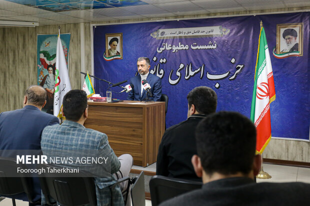 نشست مطبوعاتی دبیر کل حزب اسلامی <a href='https://sayeb.ir/tag/%d8%b4%d8%a7%d9%87%d8%b1%d8%ae-%d8%b1%d8%a7%d9%85%db%8c%d9%86'></div>شاهرخ رامین</a> دوشنبه ۱۶ بهمن ۱۴۰۲ با حضور اصحاب رسانه برگزار شد