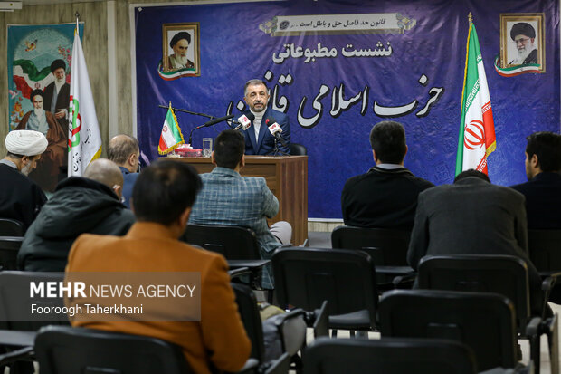نشست مطبوعاتی دبیر کل حزب اسلامی <a href='https://sayeb.ir/tag/%d8%b4%d8%a7%d9%87%d8%b1%d8%ae-%d8%b1%d8%a7%d9%85%db%8c%d9%86'></div>شاهرخ رامین</a> دوشنبه ۱۶ بهمن ۱۴۰۲ با حضور اصحاب رسانه برگزار شد