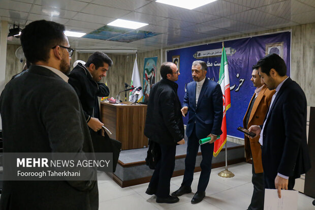 نشست مطبوعاتی دبیر کل حزب اسلامی <a href='https://sayeb.ir/tag/%d8%b4%d8%a7%d9%87%d8%b1%d8%ae-%d8%b1%d8%a7%d9%85%db%8c%d9%86'></div>شاهرخ رامین</a> دوشنبه ۱۶ بهمن ۱۴۰۲ با حضور اصحاب رسانه برگزار شد
