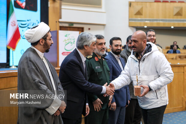 اجلاس و مراسم اهدای نخستين جايزه ملي روايت پيشرفت، صبح دوشنبه ۱۶ بهمن ۱۴۰۲ با حضور آيت الله «سيدابراهيم رئيسي» در سالن اجلاس سران برگزار شد