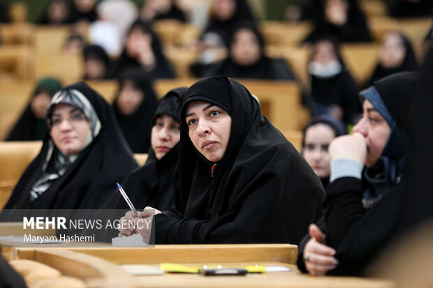 اجلاس و مراسم اهدای نخستين جايزه ملي روايت پيشرفت، صبح دوشنبه ۱۶ بهمن ۱۴۰۲ با حضور آيت الله «سيدابراهيم رئيسي» در سالن اجلاس سران برگزار شد