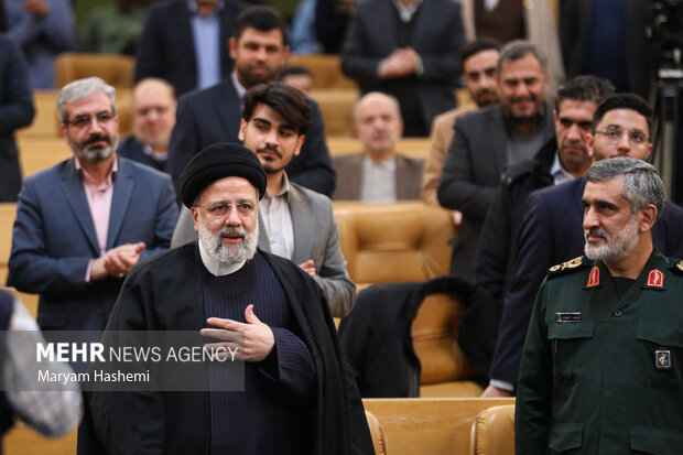 اجلاس و مراسم اهدای نخستين جايزه ملي روايت پيشرفت، صبح دوشنبه ۱۶ بهمن ۱۴۰۲ با حضور آيت الله «سيدابراهيم رئيسي» در سالن اجلاس سران برگزار شد