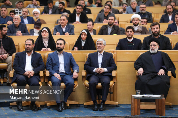 اجلاس و مراسم اهدای نخستين جايزه ملي روايت پيشرفت، صبح دوشنبه ۱۶ بهمن ۱۴۰۲ با حضور آيت الله «سيدابراهيم رئيسي» در سالن اجلاس سران برگزار شد