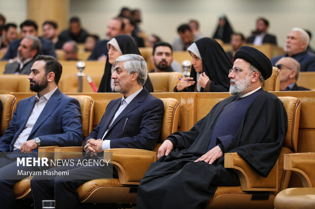 اجلاس و مراسم اهدای نخستين جايزه ملي روايت پيشرفت، صبح دوشنبه ۱۶ بهمن ۱۴۰۲ با حضور آيت الله «سيدابراهيم رئيسي» در سالن اجلاس سران برگزار شد