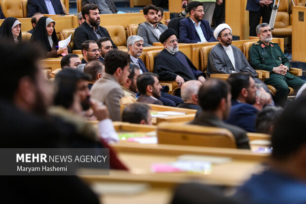 اجلاس و مراسم اهدای نخستين جايزه ملي روايت پيشرفت، صبح دوشنبه ۱۶ بهمن ۱۴۰۲ با حضور آيت الله «سيدابراهيم رئيسي» در سالن اجلاس سران برگزار شد