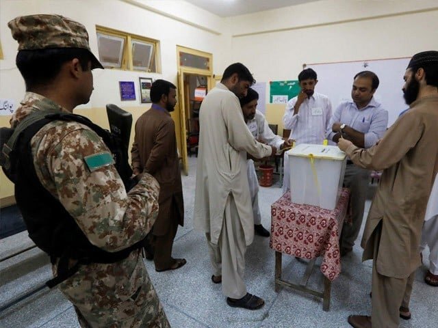 پاکستان میں عام انتخابات: ریٹائرڈ فوجی اور پولیس اہلکاروں کو سیکیورٹی ڈیوٹی پر تعیناتی کا فیصلہ