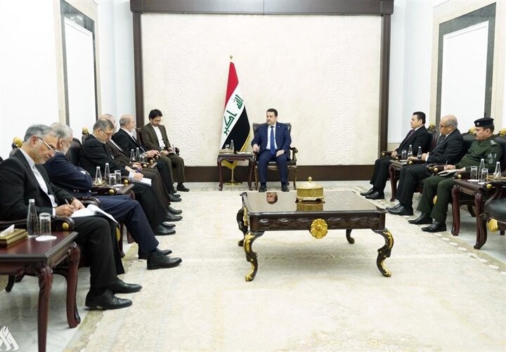 أمین المجلس الأعلى للأمن القومي الإیراني یلتقی رئیس الوزراء العراقي في بغداد