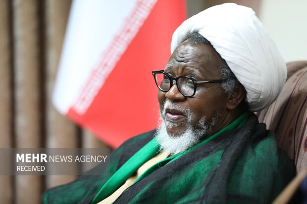 اهدای پرچم «یا لثاراتالحسین» مسجد جمکران به شیخ زکزاکی