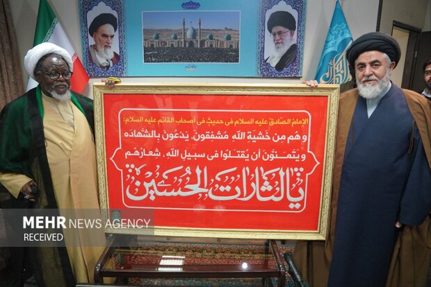 اهدای پرچم «یا لثاراتالحسین» مسجد جمکران به شیخ زکزاکی