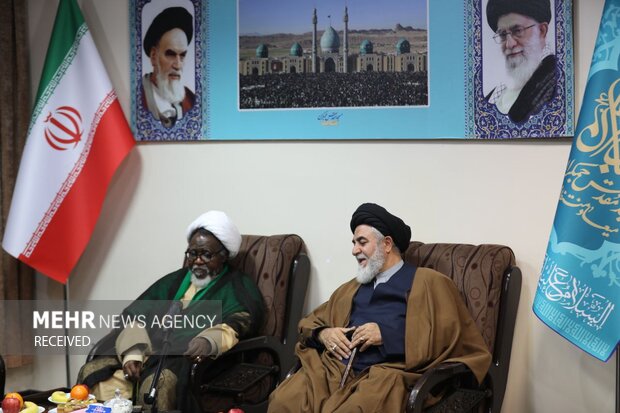 اهدای پرچم «یا لثاراتالحسین» مسجد جمکران به شیخ زکزاکی