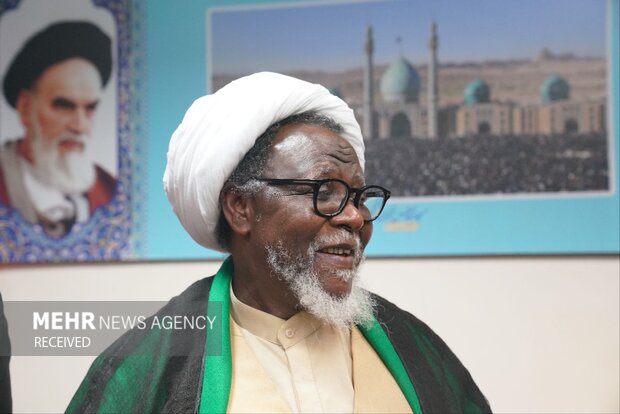 اهدای پرچم «یا لثاراتالحسین» مسجد جمکران به شیخ زکزاکی