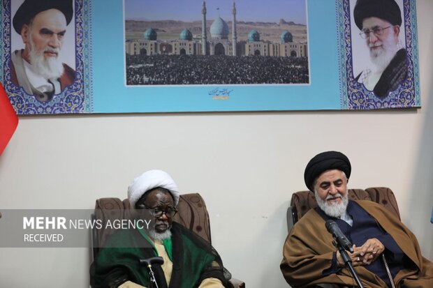 اهدای پرچم «یا لثاراتالحسین» مسجد جمکران به شیخ زکزاکی