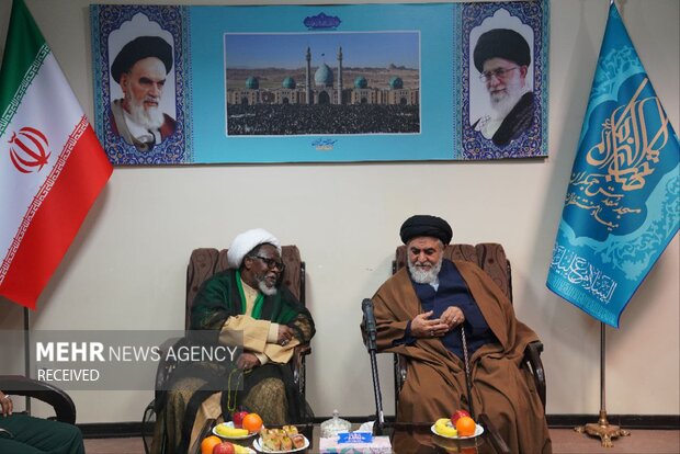 اهدای پرچم «یا لثاراتالحسین» مسجد جمکران به شیخ زکزاکی