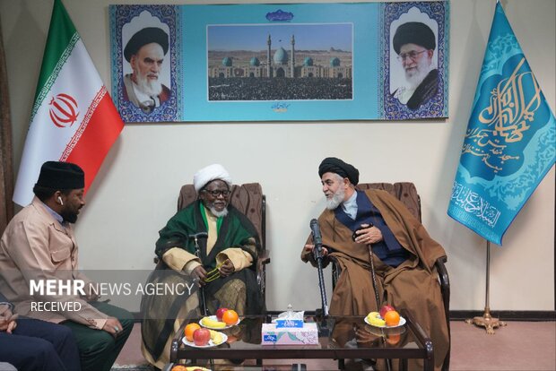 اهدای پرچم «یا لثاراتالحسین» مسجد جمکران به شیخ زکزاکی