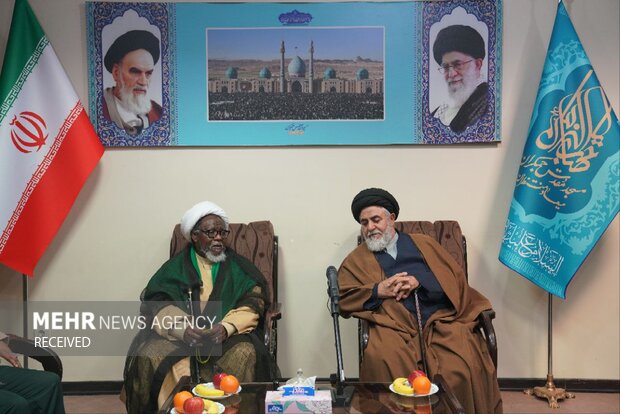 اهدای پرچم «یا لثاراتالحسین» مسجد جمکران به شیخ زکزاکی