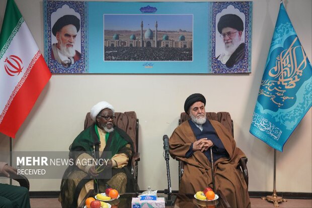 اهدای پرچم «یا لثاراتالحسین» مسجد جمکران به شیخ زکزاکی
