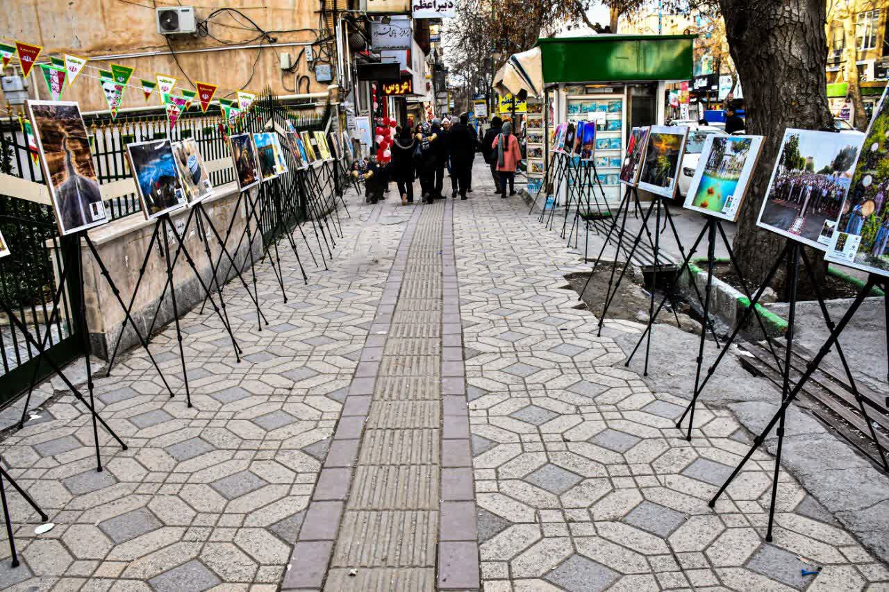 نمایشگاه عکس خیابانی «به سوی قله» در کرمانشاه