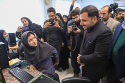 بازدید وزیر ارتباطات از طرح مهارت دیجتال برای ۱۵ هزار دانش‌آموز یزدی