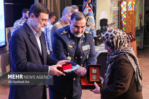امیر سرتیپ خلبان حمید واحدی فرمانده نیروی هوایی ارتش در مراسم نشان فداکاری به پیشکسوتان و خانواده شهدای نیروی هوایی حضور دارد