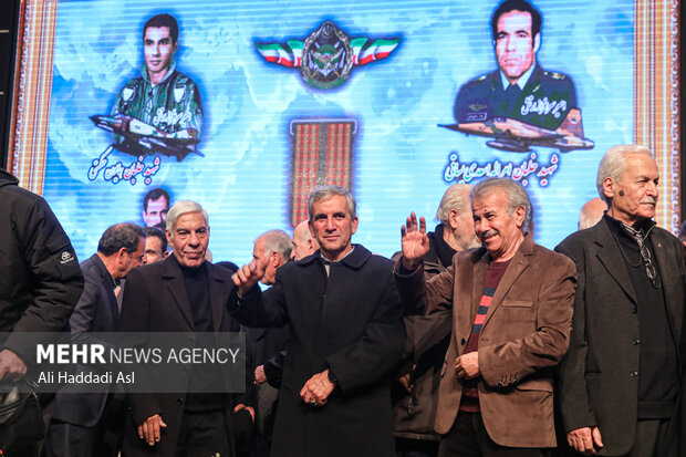 مراسم نشان فداکاری به پیشکسوتان و خانواده شهدای نیروی هوایی با حضور سید عبدالرحیم موسوی فرمانده کل ارتش، امیر سرتیپ خلبان حمید واحدی فرمانده نیروی هوایی ارتش، سیدامیرحسین قاضی‌زاده هاشمی رئیس بنیاد شهید و امور ایثارگران و معاون رئیس جمهور، پیشکسوتان و جمعی از خانواده شهدا نیروی هوایی در دانشگاه هوایی علوم و فنون شهید ستاری برگزار شد