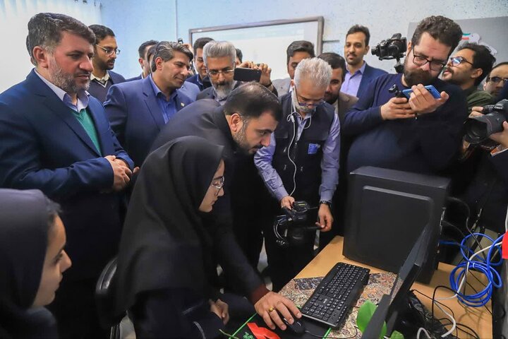 بازدید وزیر ارتباطات از کیفیت تجهیزات نصب شده در کارگاه رایانه بازدید وزیر ارتباطات از کیفیت تجهیزات نصب شده در کارگاه رایانه