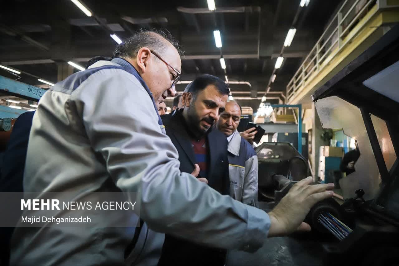 بازدید وزیر ارتباطات از خط تولید فیبر نوری شهید قندی یزد