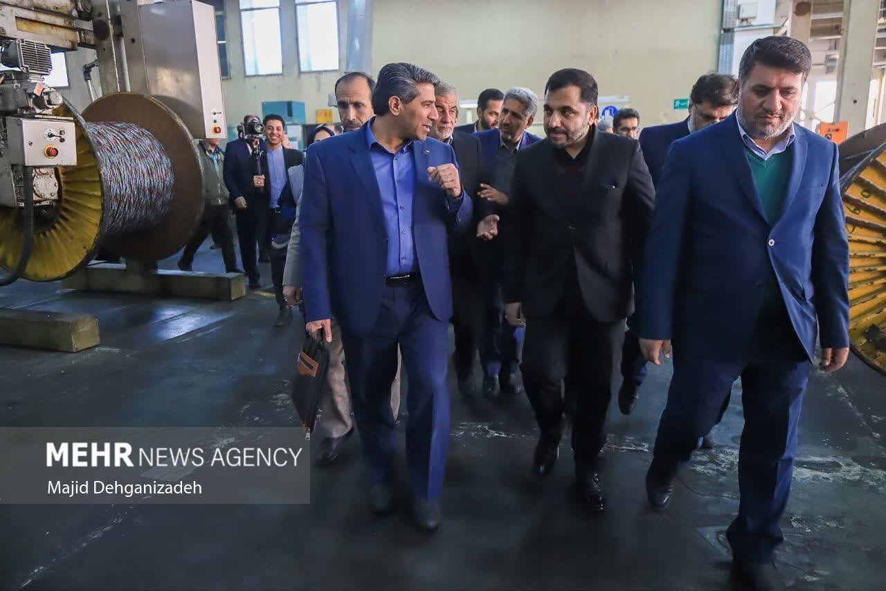 بازدید وزیر ارتباطات از خط تولید فیبر نوری شهید قندی یزد