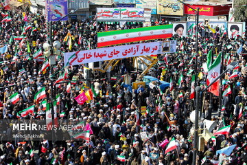 VIDEO: Qom people hold 22 Bahman rally
