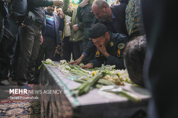 تشییع پیکر فرمانده یگان امداد شیراز در ‌حرم شاهچراغ