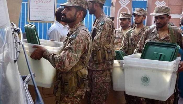 پاکستان میں عام انتخابات کیلئے پولنگ عملے کو سامان کی ترسیل شروع
