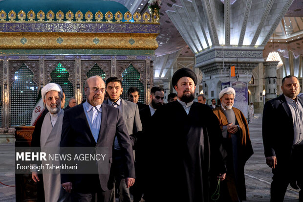 تجدید میثاق رییس و نمایندگان <a href='https://sayeb.ir/tag/%d9%85%d8%ac%d9%84%d8%b3'></div>مجلس</a> با آرمانهای <a href='https://sayeb.ir/tag/%d8%a7%d9%85%d8%a7%d9%85-%d8%ae%d9%85%db%8c%d9%86%db%8c'>امام خمینی</a> (ره)