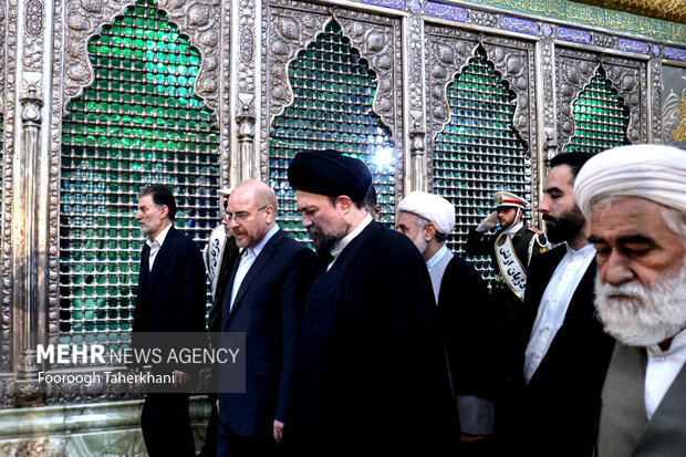 تجدید میثاق رییس و نمایندگان <a href='https://sayeb.ir/tag/%d9%85%d8%ac%d9%84%d8%b3'></div>مجلس</a> با آرمانهای <a href='https://sayeb.ir/tag/%d8%a7%d9%85%d8%a7%d9%85-%d8%ae%d9%85%db%8c%d9%86%db%8c'>امام خمینی</a> (ره)
