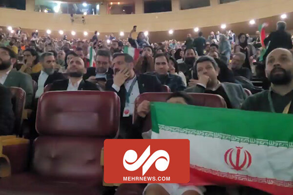 شادی وزیر ارشاد و سخنگوی دولت در برج میلاد هنگام گل دوم ایران شادی وزیر ارشاد و سخنگوی دولت در برج میلاد هنگام گل دوم ایران