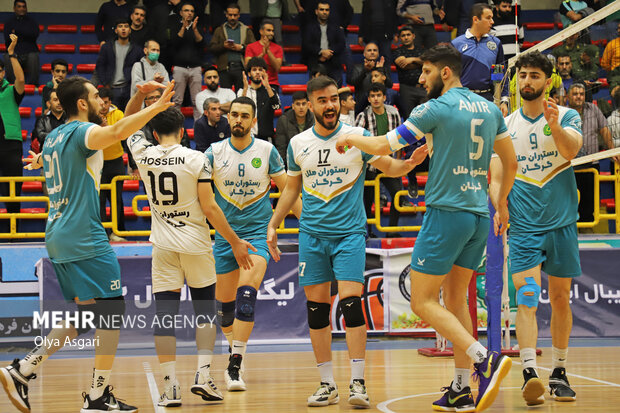 داوران مهمترین ابزار قضاوت را ندارند/ فاصله تیمها باهم نزدیک است