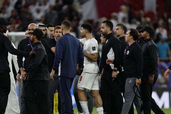 درگیری شدید بین بازیکنان ایران و قطر پس از سوت پایان بازی 