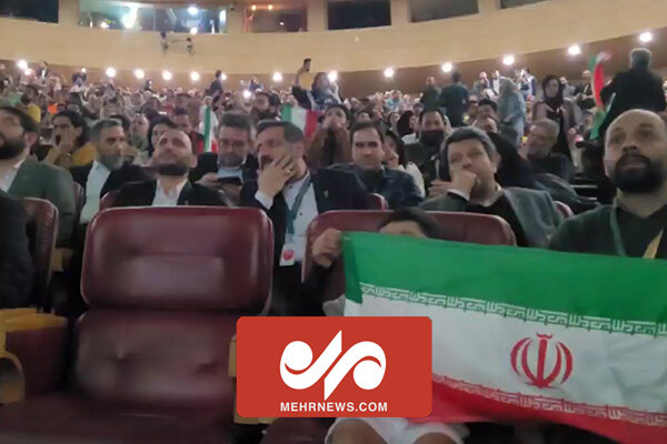شادی وزیر ارشاد و سخنگوی دولت در برج میلاد هنگام گل دوم ایران