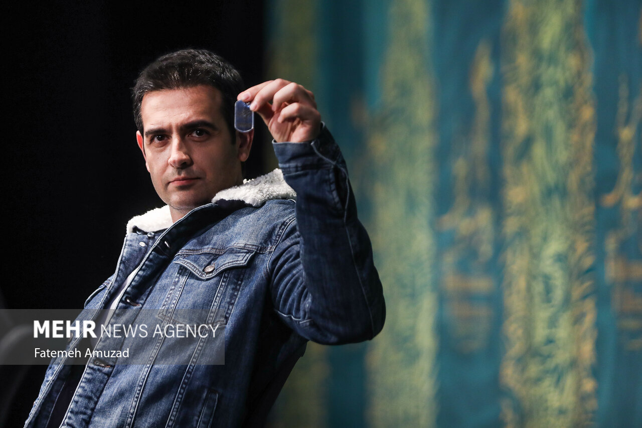 پلاک شهید شیرودی در دست خبرنگاران/ حالوهوای شکست خورده خانه فجر!