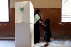 پاکستان میں عام انتخابات: پولنگ کے عمل کی تصویری جھلکیاں