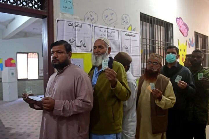 Pakistan'da oy verme işlemi sırasında telefon ve internet hizmetleri askıya alındı