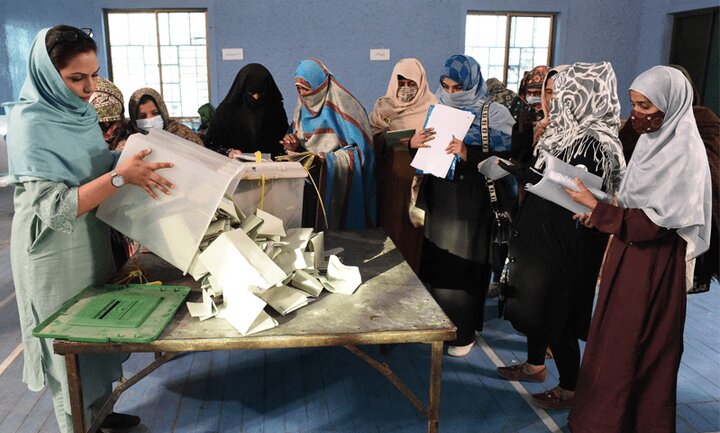 پاکستان میں عام انتخابات 2024: ووٹوں کی گنتی کے بعد نتائج آنے کا سلسلہ جاری