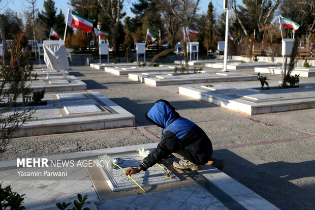 Meşhed halkı İslam Devrimi zaferi yıldönümüde şehitlerin mezarını ziyaret etti