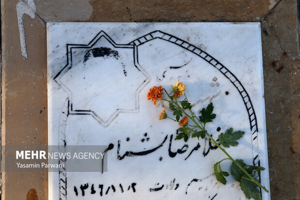 Meşhed halkı İslam Devrimi zaferi yıldönümüde şehitlerin mezarını ziyaret etti