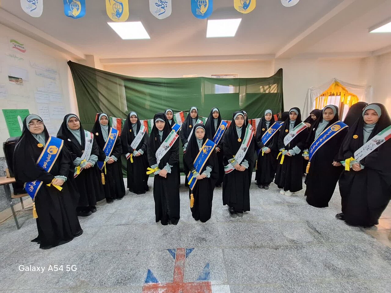 اجرای گروه سرود دختران حاج قاسم در نمایشگاه مدرسه انقلاب