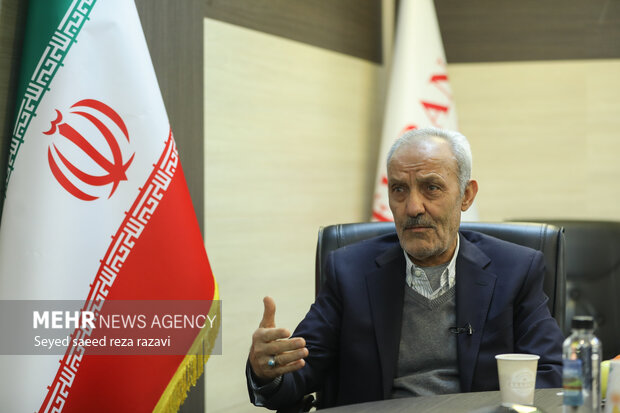 منوچهر محققی خلبانی بود که جلوتر از هواپیمایش پرواز میکرد