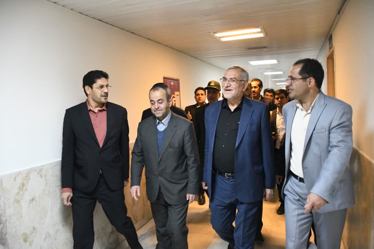 وزیر بهداشت از دو بیمارستان بیرجند بازدید کرد
