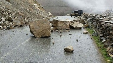 ریزش سنگ در جاده پلدختر - خرم‌آباد
