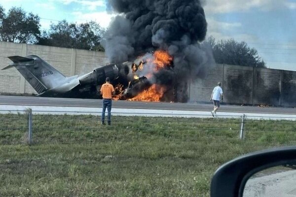 2 dead after plane crashes on Florida highway