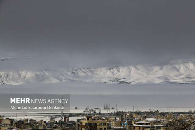 شهرکرد بام ایران و رشته کوه جهانبین در فصل زمستان که پوشیده از ابر و برف می شود.